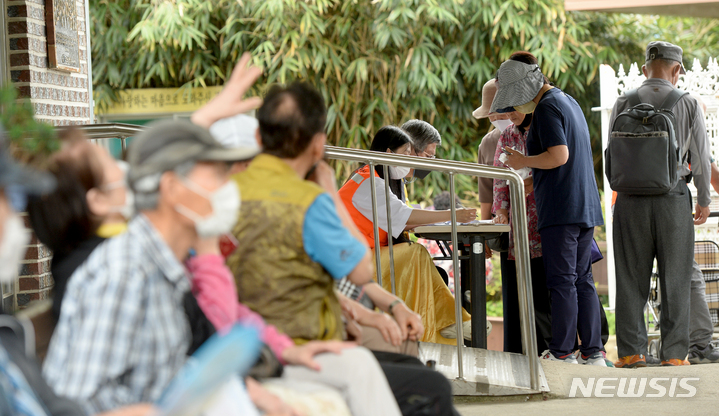 [광주=뉴시스] 김혜인 기자 = 7일 오전 광주 남구 사동 분도와안나개미꽃동산 무료급식소에서 장기간 중단됐던 무료 급식 봉사가 재개되고 있다. 2022.06.07.hyein0342@newsis.com