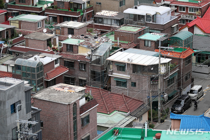 [서울=뉴시스] 백동현 기자 = 지난 6월7일 오후 서울 강북구 번동 내 '모아타운' 시범 사업으로 선정된 주거지 모습. 2022.06.07. livertrent@newsis.com