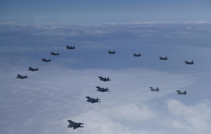 [서울=뉴시스] 합동참모본부는 7일 한·미가 서해상 공역에서 북한의 지속적인 탄도미사일 도발에 대응해 공중무력시위 비행을 실시했다고 밝혔다. 한·미 연합 공중무력시위 비행에는 한국 공군의 F-35A, F-15K, KF-16 전투기 16대와 미 공군의 F-16 전투기 4대가 참가했다. (사진=합참 제공) 2022.06.07. photo@newsis.com *재판매 및 DB 금지