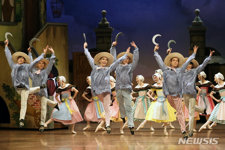 [서울=뉴시스] 박진희 기자 = 국립발레단의 2022년 신작 '고집쟁이 딸' 프레스콜이 7일 서울 중구 국립극장 해오름에서 열리고 있다. 1789년 장 도베르발의 원작으로 초연된 작품이며, 현존하는 가장 오래된 전막 발레이다. 2022.06.07. pak7130@newsis.com