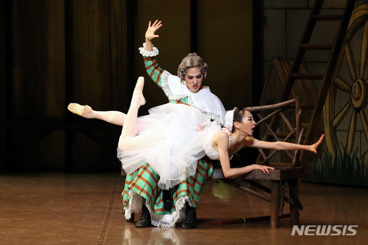 [서울=뉴시스] 박진희 기자 = 국립발레단의 2022년 신작 '고집쟁이 딸' 프레스콜이 7일 서울 중구 국립극장 해오름에서 열리고 있다. 1789년 장 도베르발의 원작으로 초연된 작품이며, 현존하는 가장 오래된 전막 발레이다. 2022.06.07. pak7130@newsis.com