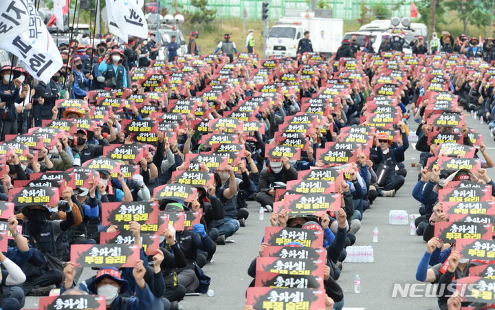 [울산=뉴시스] 배병수 기자 = 민주노총 공공운수노조 화물연대본부가 안전운임제 연장 등을 요구하며 7일 0시를 기해 무기한 전면파업에 돌입한 가운데 이날 오전 화물연대 울산지역본부가 울산신항 앞에서 총파업 출정식을 진행하고 있다. 2022.06.07. bbs@newsis.com