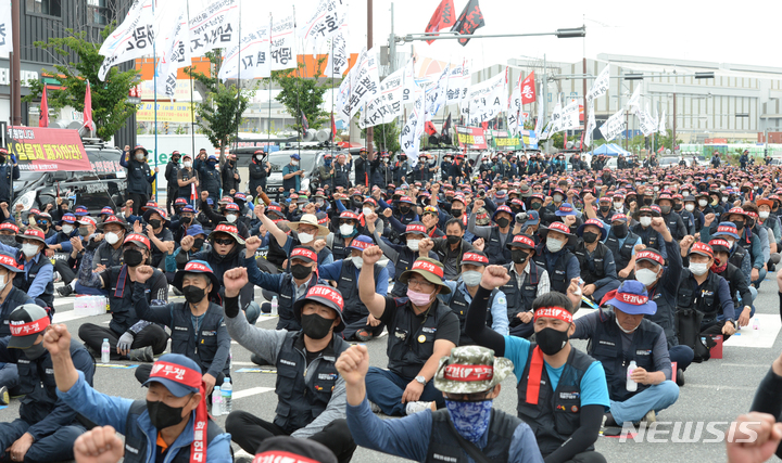 [울산=뉴시스] 배병수 기자 = 민주노총 공공운수노조 화물연대본부가 안전운임 일몰제 폐지 등을 요구하며 7일 0시를 기해 무기한 전면파업에 돌입한 가운데 이날 오전 화물연대 울산지역본부도 울산신항 앞에서 총파업 출정식을 가지고 있다. 2022.06.07. bbs@newsis.com