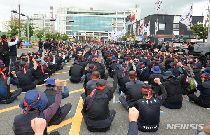 [울산=뉴시스] 배병수 기자 = 민주노총 공공운수노조 화물연대본부가 안전운임 일몰제 폐지 등을 요구하며 7일 0시를 기해 무기한 전면파업에 돌입한 가운데 이날 오전 화물연대 울산지역본부도 울산신항 앞에서 총파업 출정식을 가지고 있다. 2022.06.07. bbs@newsis.com