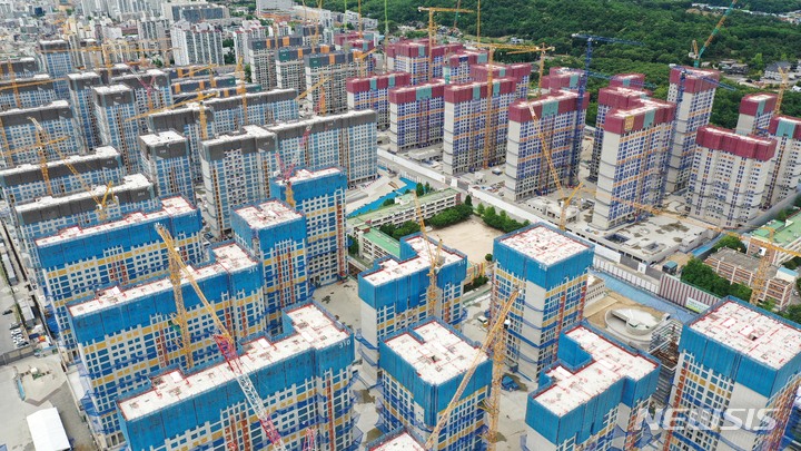 [서울=뉴시스] 백동현 기자 = 둔촌주공 재건축 시공사업단(현대건설·HDC현대산업개발·대우건설·롯데건설)이 7일부터 예정됐던 타워크레인 철거 일정을 미루기로 했다. 사진은 이날 오후 서울 강동구 둔촌주공아파트 모습. 2022.06.07. livertrent@newsis.com