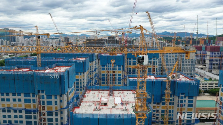 [서울=뉴시스] 백동현 기자 = 둔촌주공 재건축 시공사업단(현대건설·HDC현대산업개발·대우건설·롯데건설)이 7일부터 예정됐던 타워크레인 철거 일정을 미루기로 했다. 사진은 이날 오후 서울 강동구 둔촌주공아파트 모습. 2022.06.07. livertrent@newsis.com