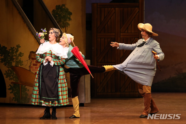 [서울=뉴시스] 박진희 기자 = 국립발레단의 2022년 신작 '고집쟁이 딸' 프레스콜이 7일 서울 중구 국립극장 해오름에서 열리고 있다. 1789년 장 도베르발의 원작으로 초연된 작품이며, 현존하는 가장 오래된 전막 발레이다. 2022.06.07. pak7130@newsis.com