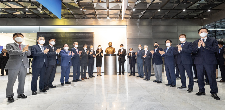 [서울=뉴시스] 권창회 기자 = 조원태 한진그룹 회장(흉상 우측), 조현민 한진 사장이 7일 오후 서울 중구 일우스페이스에서 열린 ‘故 일우 조양호 회장 추모 사진전’에서 기념찰영을 하고 있다.(사진=대한항공 제공) 2022.06.07. photo@newsis.com *재판매 및 DB 금지