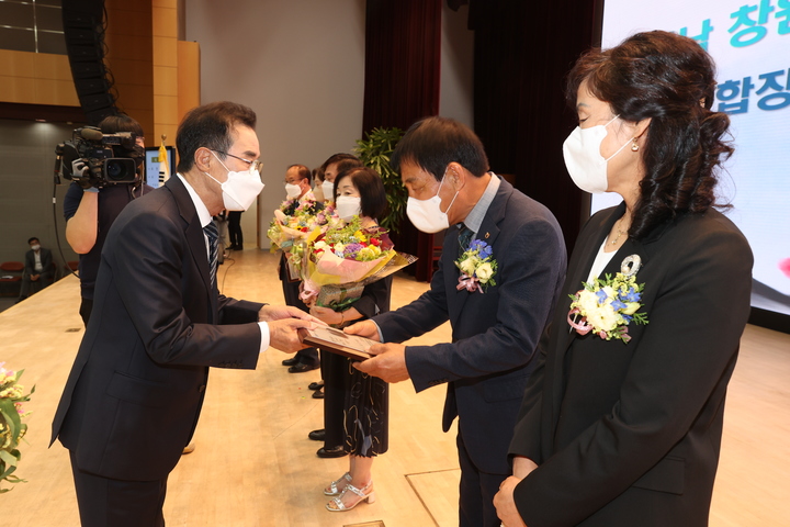 이성희 농협중앙회장으로부터 수상하고 있는 창원 대산농협 정의일(우측에서 두번째) 조합장 *재판매 및 DB 금지
