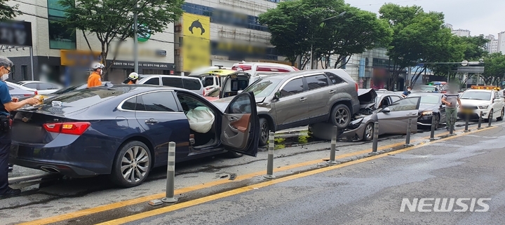 [대구=뉴시스]김정화 기자 = 8일 오전 8시14분께 대구시 수성구 2호선 사월역 인근 달구벌대로에서 4중 추돌 교통사고가 발생했다. (사진 = 대구소방안전본부 제공) 20222.06.08. photo@newsis.com