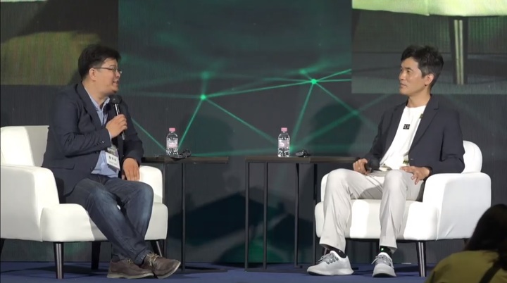 [서울=뉴시스]뇌신경공학 기반 인공지능 전문가인 세바스찬 승 삼성리서치소장과 정재승 카이스트 교수가 8일 과학기술정보통신부가 서울 코엑스 그랜드볼룸에서 개최한 '인공지능 월드 2022 : 테크 & 퓨처'에서&nbsp; ‘인공지능의 미래’를 주제로 오프닝 대담을 하고 있다. (사진=온라인 생중계 화면 캡처) 2022.06.08