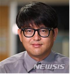 [전주=뉴시스]윤난슬 기자 = 전북대학교는 공대 기계공학과 출신(94학번)인 윤여흥 미국 노스캐롤라이나(NC) A&T 주립대학 교수가 미국 최고 권위의 '올리버 맥스 가드너 어워드'를 받았다고 8일 밝혔다.(사진=전북대 제공)