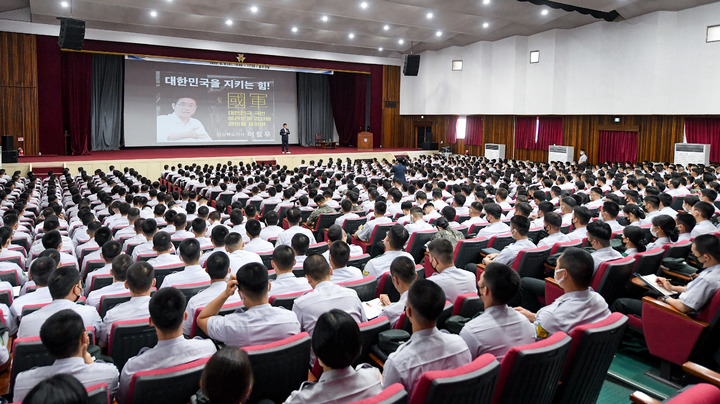 [안동=뉴시스] 이철우 경북도지사가 8일 오후 영천 육군3사관학교 충성강당에서 '대한민국 청년장교, 역사를 돌아보며 미래의 길을 열자'라는 주제로 특강을 하고 있다. (사진=경북도 제공) 2022.06.08 *재판매 및 DB 금지