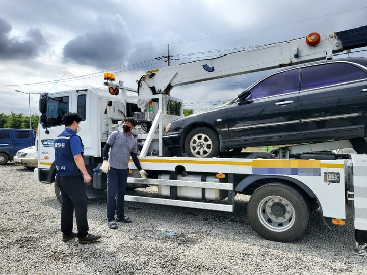 [포항=뉴시스] 강진구 기자 = 경북 포항시는 차령초과 말소 시 지방세외수입(지방행정제재·부과금)을 체납해 압류된 차량을 대상으로 차주에게 지급되는 차량고철대금을 채권으로 압류해 추심한다고 8일 밝혔다.사진은 공매차량.(사진=포항시 제공) 2022.06.08.photo@newsis.com *재판매 및 DB 금지