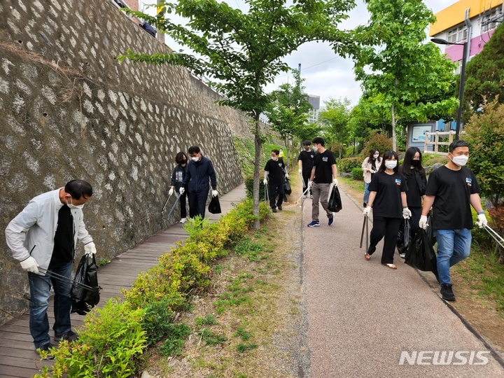 [창원=뉴시스] 홍정명 기자= 경남 창원교육지원청 이상락 교육장 등이 지난 7일 창원시 마산 임항선 그린웨이 일대에서 ‘에코드림 청렴 플로깅’ 활동을 하고 있다.(사진=창원교육청 제공) 2022.06.08. photo@newsis.com