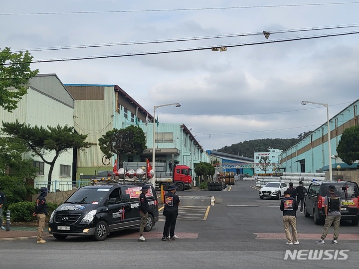 [포항=뉴시스] 이바름 기자 = 8일 오후 5시께 화물연대 포항지역본부 노조원들이 한 철강회사 앞에서 농성하고 있다. 2022.06.08. right@newsis.com