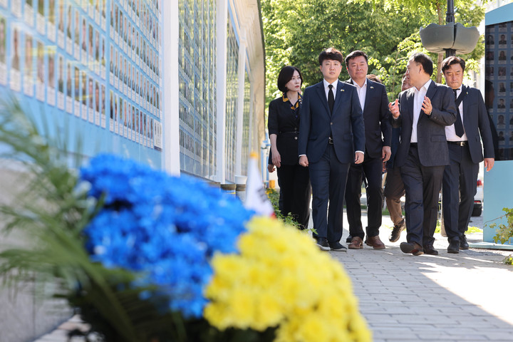 [서울=뉴시스] 김선웅 기자 = 우크라이나를 방문 중인 이준석 국민의힘 대표가 6일(현지시간) 우크라이나 키이우 추모의벽을 방문하고 있다. (사진=국민의힘 제공) 2022.06.08. photo@newis.com *재판매 및 DB 금지