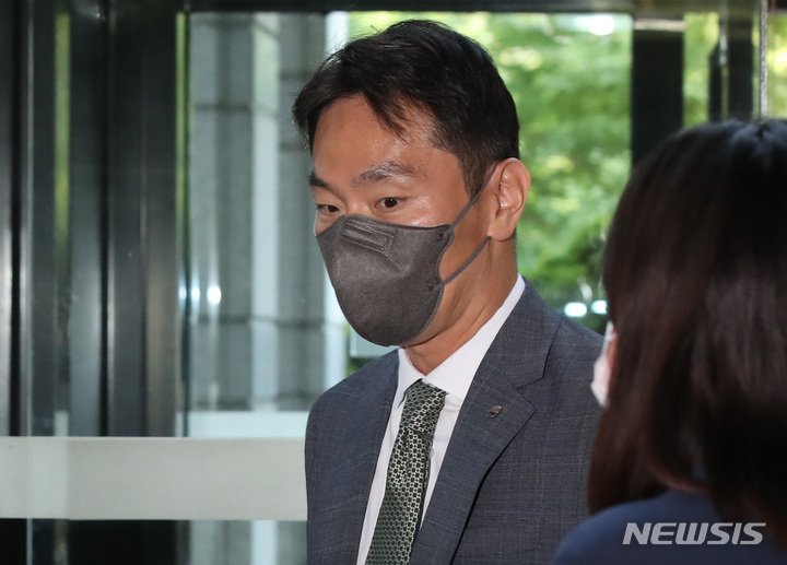 [서울=뉴시스] 조수정 기자 = 이복현 신임 금융감독원장이 8일 오전 서울 영등포구 여의도 금융감독원으로 첫 출근 하고 있다. 2022.06.08. chocrystal@newsis.com