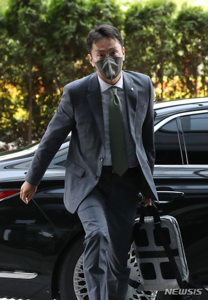 [서울=뉴시스] 조수정 기자 = 이복현 신임 금융감독원장이 8일 오전 서울 영등포구 여의도 금융감독원으로 첫 출근 하고 있다. 2022.06.08. chocrystal@newsis.com