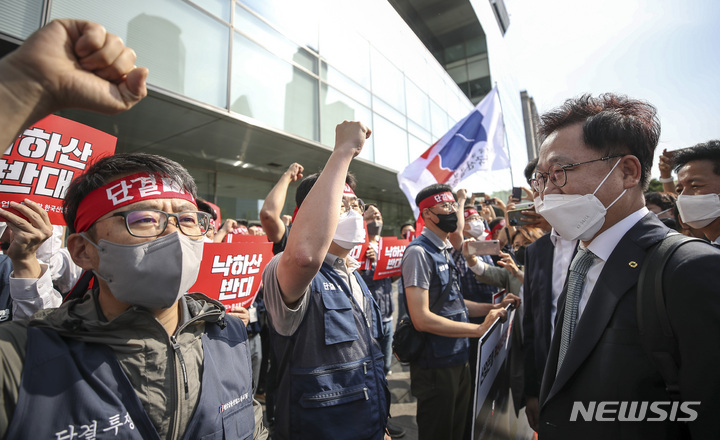 [서울=뉴시스] 정병혁 기자 = 강석훈 신임 산업은행 회장이 8일 오전 서울 영등포구 산업은행으로 출근하던 도중 산업은행 부산 이전 등을 반대하는 전국금융산업노동조합 조합원들에게 가로막혀 있다. 2022.06.08. jhope@newsis.com