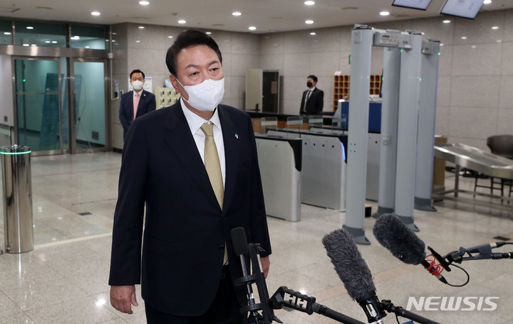 [서울=뉴시스] 홍효식 기자 = 윤석열 대통령이 지난 8일 오전 서울 용산 대통령실 청사로 출근하며 취재진 질문에 답하고 있다. 2022.06.08. yesphoto@newsis.com