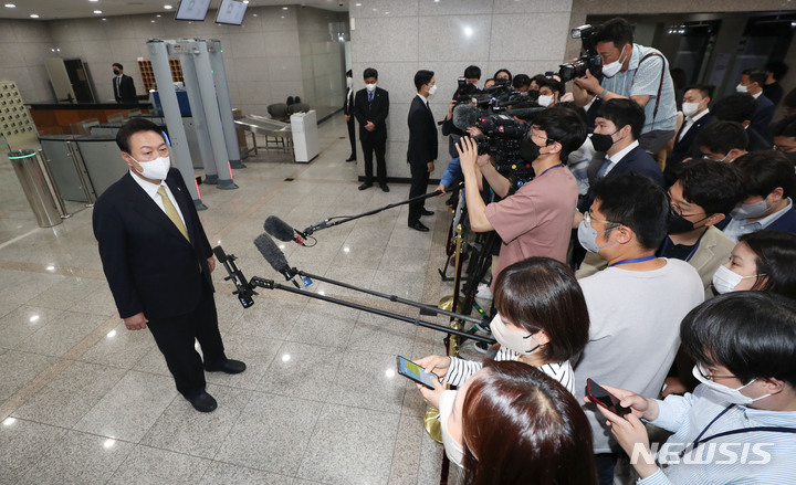 [서울=뉴시스] 홍효식 기자 = 윤석열 대통령이 지난 8일 오전 서울 용산 대통령실 청사로 출근하며 취재진 질문에 답하고 있다. 2022.06.08. yesphoto@newsis.com