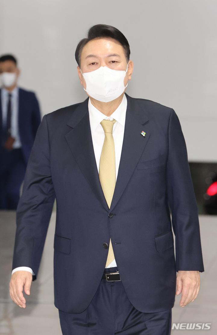 [서울=뉴시스] 홍효식 기자 = 윤석열 대통령이 8일 오전 서울 용산 대통령실 청사로 출근하고 있다. (대통령실통신사진기자단) 2022.06.08. yesphoto@newsis.com