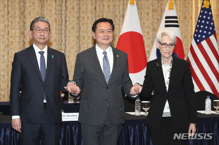 [서울=뉴시스] 배훈식 기자 = 조현동(왼쪽 두번째) 외교부 1차관과 웬디 셔먼 미국 국무부 부장관, 모리 다케오 일본 외무성 사무차관이 8일 오전 서울 종로구 외교부 청사에서 열린 제10차 한미일 외교차관 협의회에 참석해 기념촬영을 하고 있다.(공동취재사진) 2022.06.08. photo@newsis.com