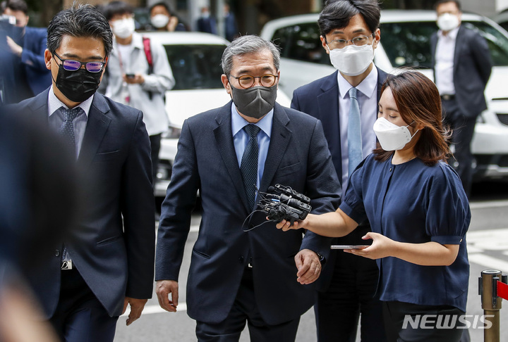 [서울=뉴시스] 정병혁 기자 = 2500억원대 대규모 사모펀드 환매 중단 사태로 투자자 피해를 일으킨 혐의를 받는 장하원 디스커버리자산운용 대표가 지난 6월8일 오전 서울 양천구 서울남부지방법원에서 열린 영장실질심사에 출석하고 있다. 2022.06.08. jhope@newsis.com