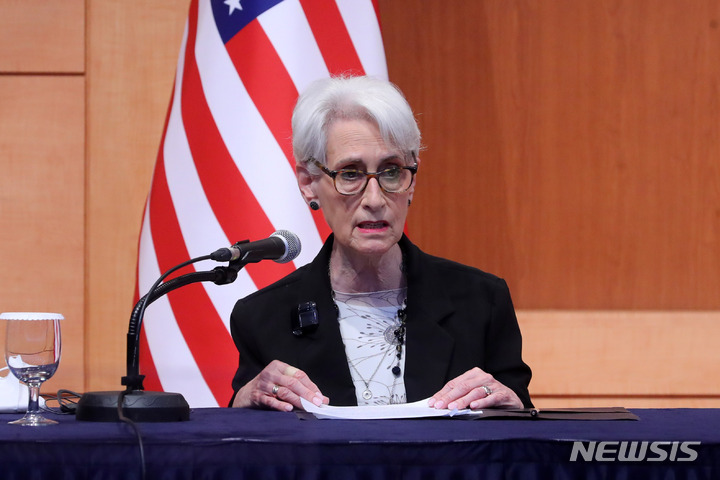 [서울=뉴시스] 배훈식 기자 = 웬디 셔먼 미국 국무부 부장관이 지난 6월8일 오후 서울 종로구 정부서울청사 국제회의장에서 제10차 한미일 외교차관 협의회 공동언론발표를 하고 있다. 2022.08.07. dahora83@newsis.com