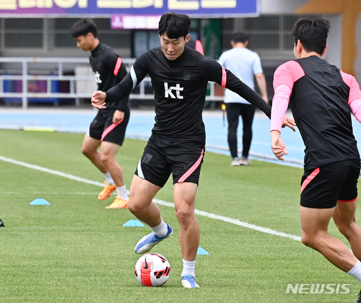 [수원=뉴시스] 김종택기자 = 남자 축구 국가대표팀 평가전 대한민국 대 파라과이의 경기를 앞두고 8일 오전 경기도 수원종합운동장에서 손흥민 선수가 훈련을 하고 있다. 한국은 오는 10일 오후 8시부터 수원월드컵경기장에서 파라과이와 A매치 3차전을 치른다. 2022.06.08. jtk@newsis.com