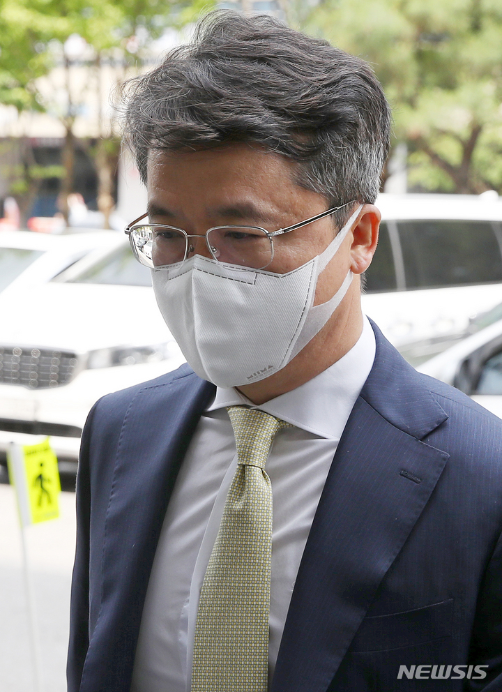 [서울=뉴시스] 조성우 기자 = 경쟁사 BBQ 내부 전산망에 불법 접속했다는 혐의로 재판에 넘겨진 박현종 bhc그룹 회장이 지난 2022년 6월8일 오후 서울 송파구 서울동부지방법원에서 열린 정보통신망이용촉진 및 정보보호에 관한 법률 위반 혐의 1심 선고공판에 출석하고 있다. 2022.06.08. xconfind@newsis.com