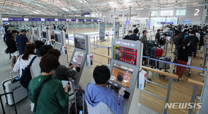 [인천공항=뉴시스] 권창회 기자 = 코로나19로 축소됐던 인천국제공항 국제선 운항이 오늘부터 정상화된다. 인천국제공항공사에 따르면 이날 오전 0시부터 도착편수 제한(슬롯 제한)과 비행금지시간(커퓨) 등 국제선 증편 주요 규제들을 2년 2개월 만에 모두 해제한다. 사진은 8일 인천국제공항 제1터미널이 여행객들로 붐비는 모습.2022.06.08. kch0523@newsis.com