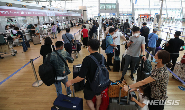 [인천공항=뉴시스] 권창회 기자 = 인천국제공항 제1터미널이 여행객들로 붐비는 모습.(자료사진) 2022.06.08. kch0523@newsis.com