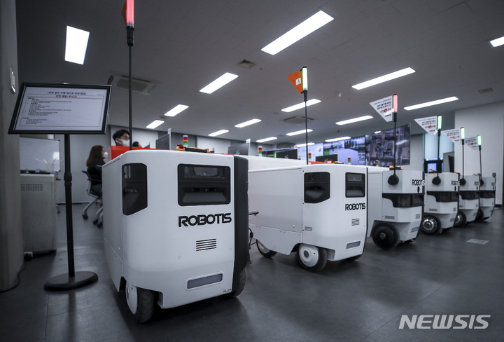 [서울=뉴시스] 정병혁 기자 = 8일 오후 서울 강서구 로보티즈에 자율주행 배달로봇 '일개미'가 정차되어 있다. 2022.06.08. jhope@newsis.com