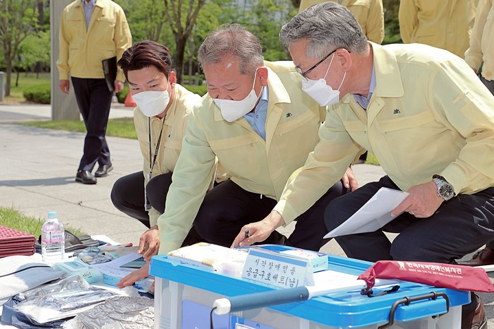 [서울=뉴시스] 이상민 행정안전부 장관이 지난해 6월8일 오후 세종시 정부세종2청사 17동 앞마당에서 이재민 재해구호 물자를 살펴보고 있다. 2022.06.08. photo@newsis.com *재판매 및 DB 금지