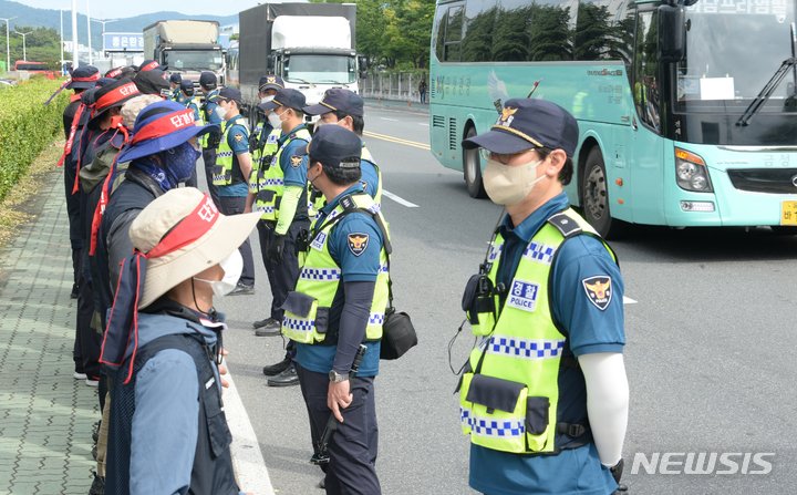 [울산=뉴시스] 배병수 기자 = 화물연대 울산지역본부 조합원들이 지난 8일 오후 현대자동차 울산공장 출입문 앞에서 선전전을 벌이며 경찰과 대치하고 있다. 2022.06.08. bbs@newsis.com