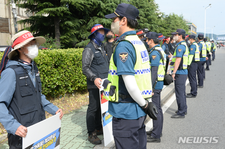 [울산=뉴시스] 배병수 기자 = 민주노총 공공운수노조 화물연대본부가 안전운임 일몰제 폐지 등을 요구하며 8일 오후 울산 북구 현대자동차 명촌정문앞에서 피켓 선전전을 벌이고 있다. 2022.06.08. bbs@newsis.com