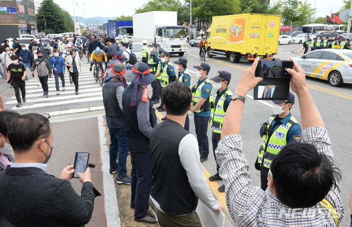 [울산=뉴시스] 배병수 기자 = 민주노총 공공운수노조 화물연대본부가 안전운임 일몰제 폐지 등을 요구하며 8일 오후 울산 북구 현대자동차 명촌정문앞에서 피켓 선전전을 벌이고 있다. 2022.06.08. bbs@newsis.com