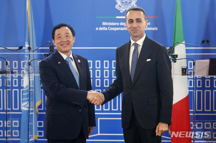 [ 로마=신화/뉴시스] 세계식량농업기구(FAO) 취동위 총재와 루이지 디 마이오 이탈리아 외무장관이 6월8일 로마에서 열린 지중해연안국가 외무장관회의가 끝난 뒤 기자회견에 앞서 악수하고 있다.&nbsp; 