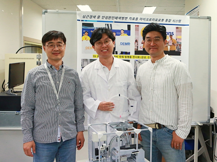 (왼쪽에서 오른쪽으로) DGIST 로봇및기계전자공학과 최홍수 교수, 로봇및기계전자공학연구소 황준선 연구원, 바이오융합연구부 김진영 선임연구원. *재판매 및 DB 금지