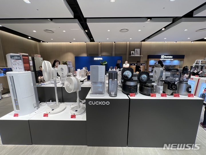 [서울=뉴시스] 신세계백화점 강남점 9층에 오픈한 쿠쿠 팝업스토어. (사진=쿠쿠 제공) 2022.06.09. photo@newsis.com