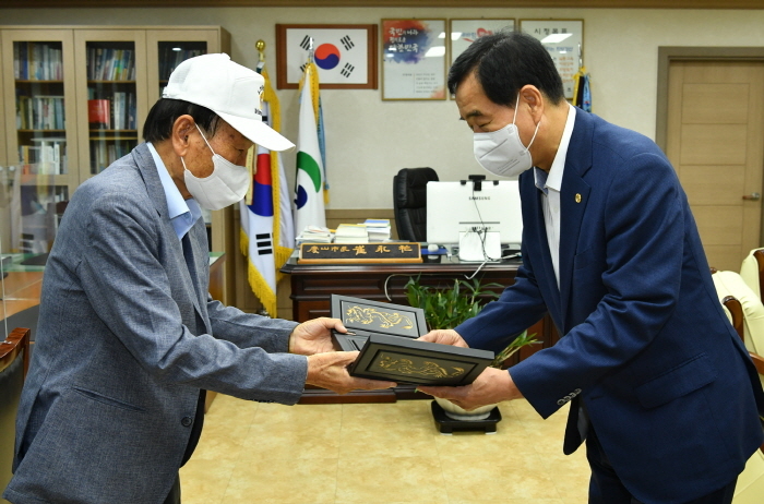 경산시 6·25 참전유공자회 조규식 회장(왼쪽), 최영조 경산시장에게 감사패 전달 *재판매 및 DB 금지