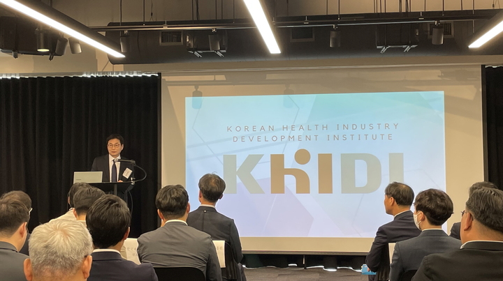 8일(현지시각) 미국 보스턴 켄달스퀘어 캠브리지 이노베이션센터(CIC)에서 열린 한국바이오혁신센터 개소식에서 원희목 한국제약바이오협회 회장이 인사말을 하고 있다. (사진=한국제약바이오협회 제공) *재판매 및 DB 금지