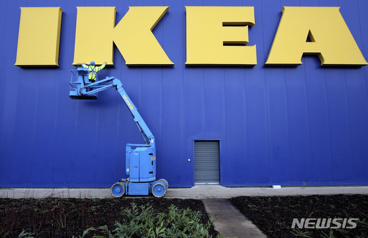 [벨파스트=AP/뉴시스] 세계 최대 가구기업 이케아가 20억유로(약 2조9000억원)를 투자해 향후 3년 동안 미국에서 17개의 신규 매장을 연다고 밝혔다. 사진은 북아일랜드 벨파스트에 위치한 이케아 매장의 모습. 2023.04.21.