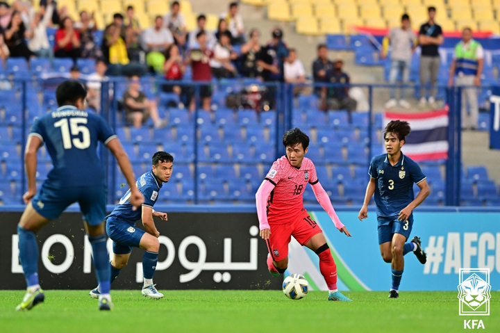 [서울=뉴시스] 8일(현지시간) 우즈베키스탄 타쉬켄트 파흐타코르 스타디움에서 열린 2022 AFC U-23 아시안컵 조별예선 3차전 한국 vs 태국 경기에서 정상빈이 드리블을 하고 있다. (사진=대한축구협회 제공) 2022.06.09. photo@newsis.com *재판매 및 DB 금지