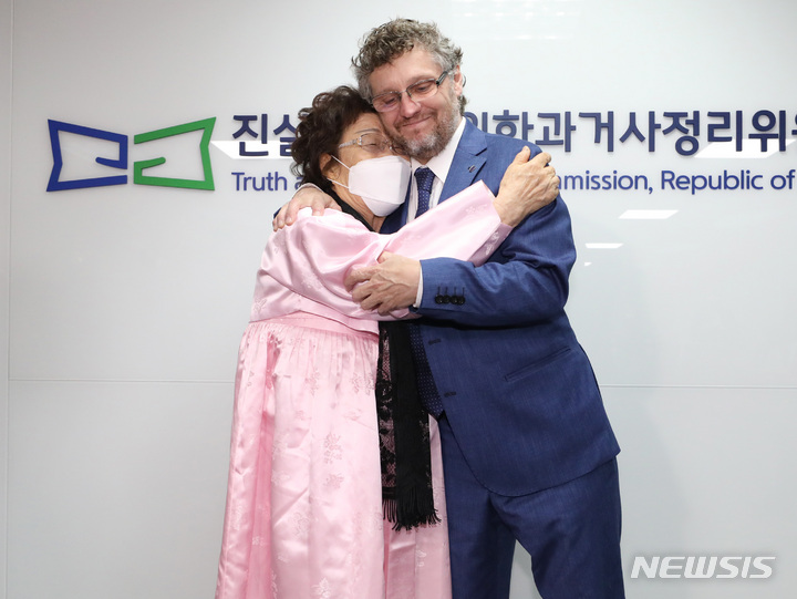 [서울=뉴시스] 김진아 기자 = 파비앙 살비올리 유엔 진실·정의·배상·재발방지 특별보고관이 9일 서울 중구 진실·화해를위한과거사정리위원회에서 일본군 '위안부' 피해자 이용수 할머니와 면담에 앞서 인사를 하고 있다. 2022.06.09. bluesoda@newsis.com
