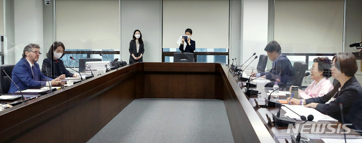 [서울=뉴시스] 김진아 기자 = 파비앙 살비올리 유엔 진실·정의·배상·재발방지 특별보고관이 9일 서울 중구 진실·화해를위한과거사정리위원회에서 일본군 '위안부' 피해자 이용수 할머니, 이나영 정의기억연대 이사장과의 면담에 앞서 인사말을 하고 있다. 2022.06.09. bluesoda@newsis.com