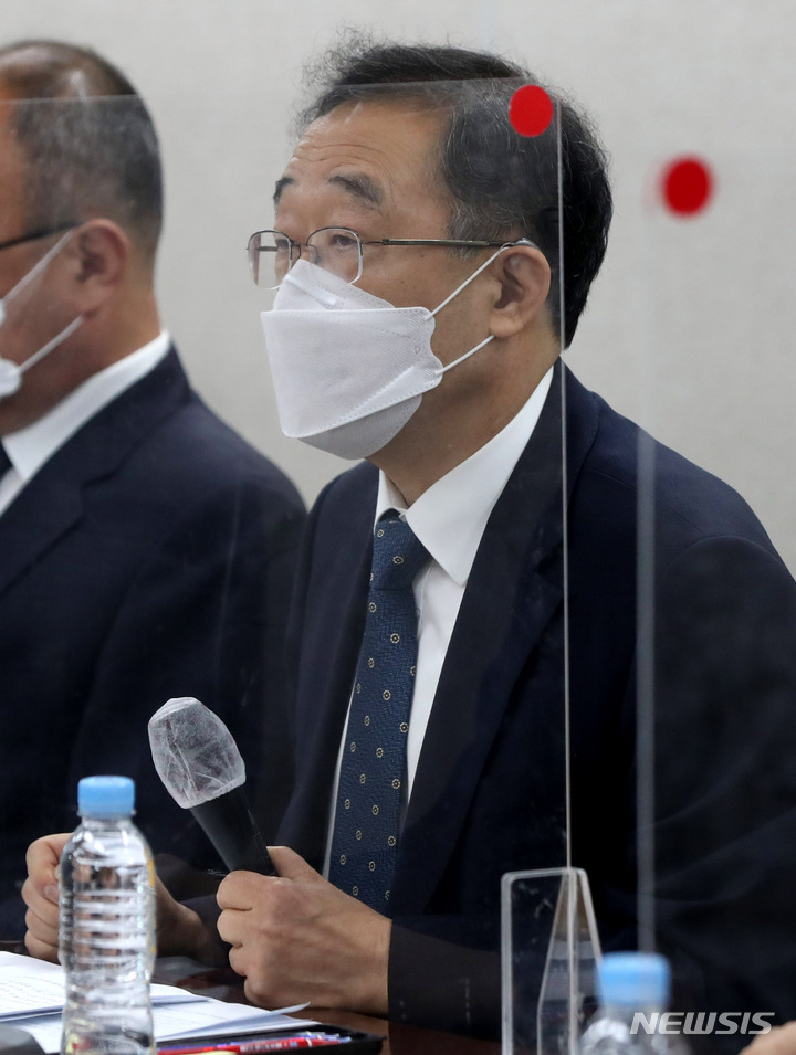 [서울=뉴시스] 추상철 기자 = 가습기살균제사건과 4.16세월호참사 특별조사위원회의 조사결과보고 기자간담회가 열린 9일 오전 서울 중구 포스트타워에서 문호승 사참위 위원장이 인사말을 하고 있다. 2022.06.09. scchoo@newsis.com
