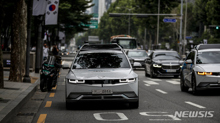 [서울=뉴시스] 정병혁 기자 = 9일 오전 서울 강남구 테헤란로 인근에서 열린 자율주행 모빌리티 로보라이드 시범서비스 시승행사에서 자율주행 전기차가 도로를 주행하고 있다. 2022.06.09. jhope@newsis.com